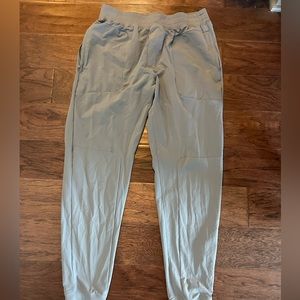 Alo Yoga Men's Co-Op Ripstop Performance Pants (Joggers) - size M - MINT!